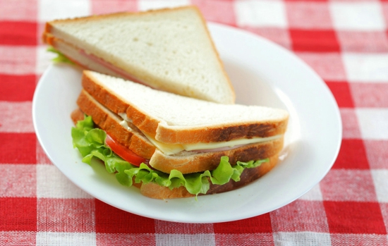 买来的三明治隔夜就长霉 你吃的面包过期了吗?