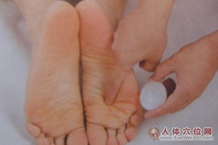 艾灸<a href='http://www.liuyanbao.net/rentixueweichaxun/502.html' target='_blank'><u>涌泉穴</u></a>