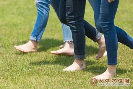 坐着的时候，裤腿最好盖住踝关节