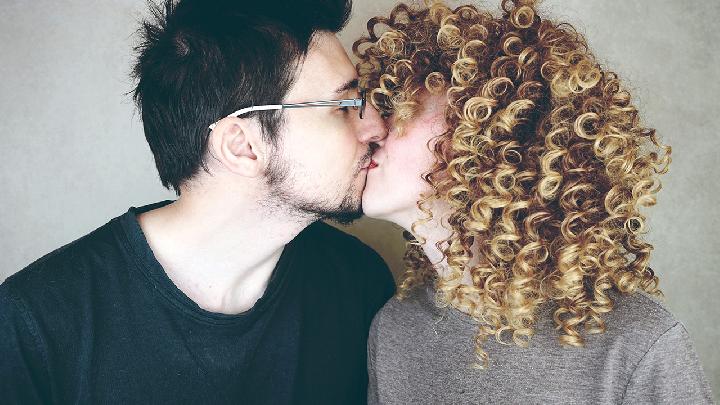 在公共场合亲密的尺度需要注意 夫妻的生活要注意哪些事情