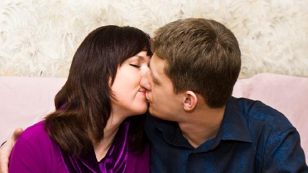 女人长期不过夫妻生活会变老吗