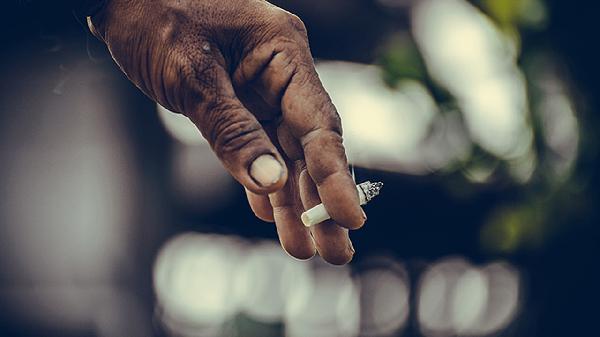 从吸烟到肥胖:男性健康的四大隐患 男人抽烟会瘦吗