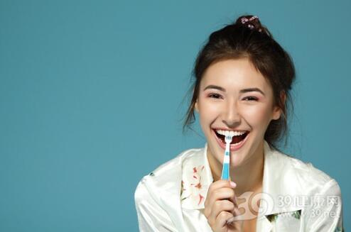 8个错误刷牙方法反而会伤牙