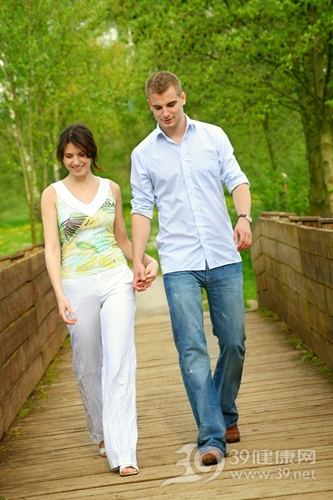 青年 男 女 爱情 夫妻 情侣 散步 牵手_ 5075739_xl