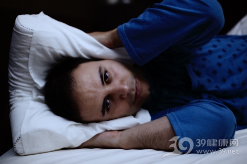 青年 男 睡觉 失眠 床 枕头_32258728_xxl